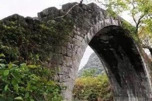 你从彼岸俯身，脚跟钉于泥土