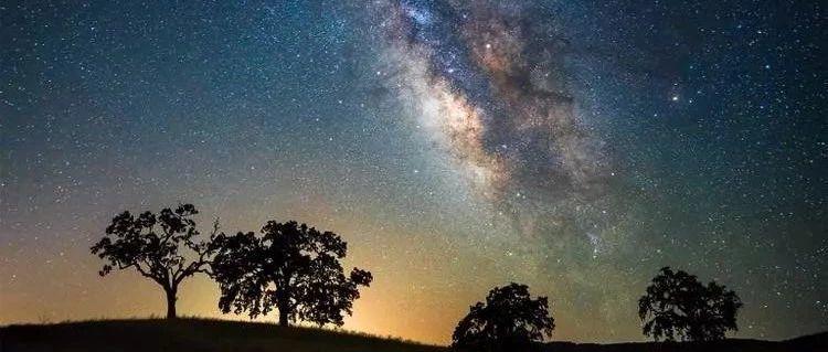 游戏开始，神把牛奶洒在熄灯后的天幕里